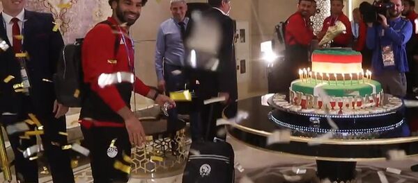 Съедобная золотая бутса на 100-килограммовом торте для Мохаммеда Салаха - Sputnik Литва