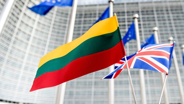 Флаги Литвы и Великобритании на фоне флагов ЕС в Брюсселе - Sputnik Lietuva