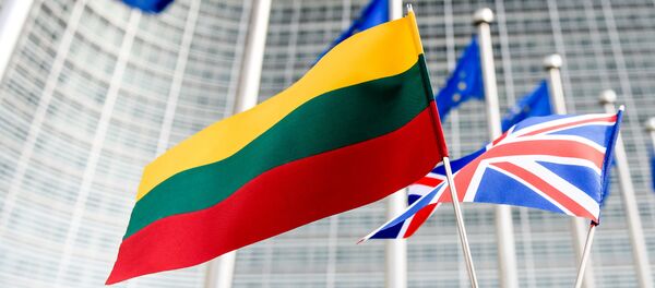 Флаги Литвы и Великобритании на фоне флагов ЕС в Брюсселе Флаги Литвы и Великобритании на фоне флагов ЕС в Брюсселе - Sputnik Литва