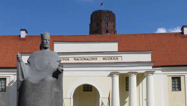 Статуя Каралиса Миндаугаса перед Национальным литовским музеем в Вильнюсе - Sputnik Литва