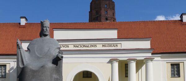 Статуя Каралиса Миндаугаса перед Национальным литовским музеем в Вильнюсе - Sputnik Литва