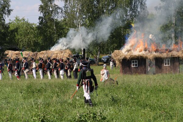 Дома в огне после выстрелов пушек Дома в огне после выстрелов пушек - Sputnik Литва
