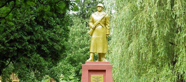 Памятник павшим советским солдатам в Субате - Sputnik Литва