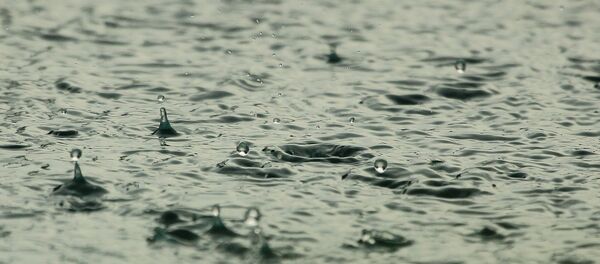 Капли дождя на водной глади Капли дождя на водной глади - Sputnik Литва