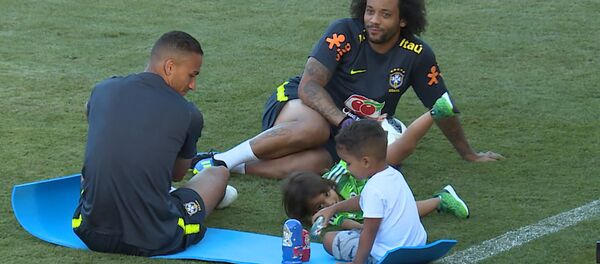 Дети бразильских футболистов играли с матрешками на стадионе в Сочи Дети бразильских футболистов играли с матрешками на стадионе в Сочи - Sputnik Lietuva