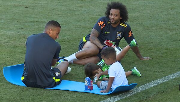 Дети бразильских футболистов играли с матрешками на стадионе в Сочи - Sputnik Lietuva