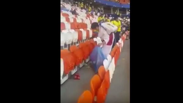 Японские болельщики убирают после себя стадион, видео - Sputnik Lietuva