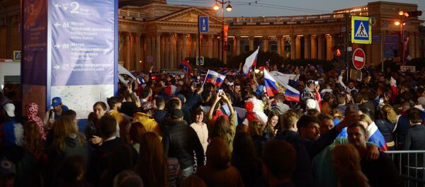 Российские болельщики празднуют победу сборной России Российские болельщики празднуют победу сборной России - Sputnik Lietuva