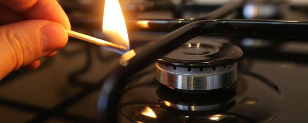 Зажжение газовой конфорки, архивное фото - Sputnik Литва