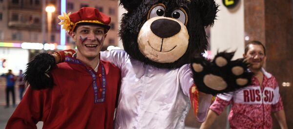 Российские болельщики празднуют победу сборной России - Sputnik Литва