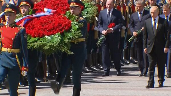 Путин возложил венок на могилу Неизвестного солдата - Sputnik Lietuva