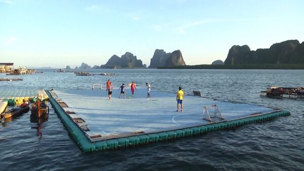 Как дети тайских рыбаков построили футбольное поле прямо на воде - Sputnik Lietuva