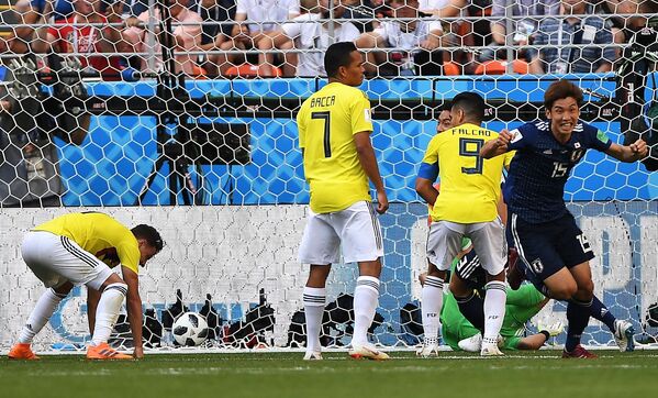 Мяч в воротах сборной Колумбии в матче группового этапа чемпионата мира по футболу между сборными Колумбии и Японии - Sputnik Lietuva
