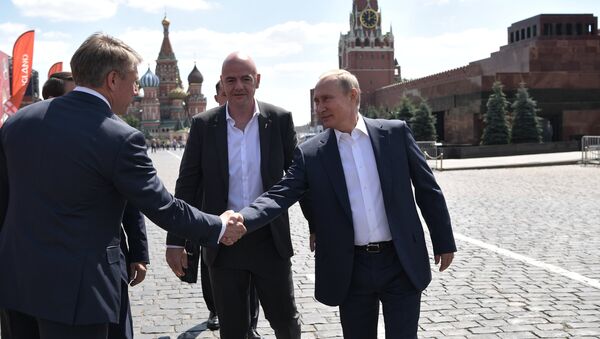 Президент РФ В. Путин посетил парк футбола на Красной площади - Sputnik Lietuva