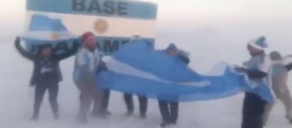 Аргентинцы на Антарктиде отпраздновали выход своей сборной в 1/8 финала ЧМ-2018 Аргентинцы на Антарктиде отпраздновали выход своей сборной в 1/8 финала ЧМ-2018 - Sputnik Lietuva