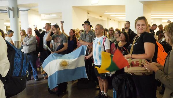 Как встретили в аэропорту аргентинских литовцев, которые приехали на праздник Dainų šventė - Sputnik Lietuva