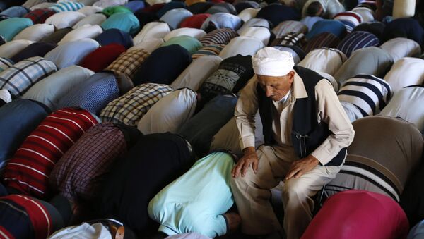Мусульмане во время молитвы ид-намаз - Sputnik Литва