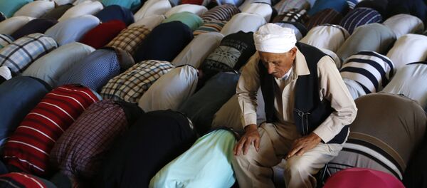 Мусульмане во время молитвы ид-намаз Мусульмане во время молитвы ид-намаз - Sputnik Литва