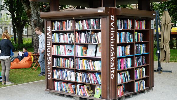 Библиотека-читальня под открытым небом на площади Лукишкес - Sputnik Lietuva