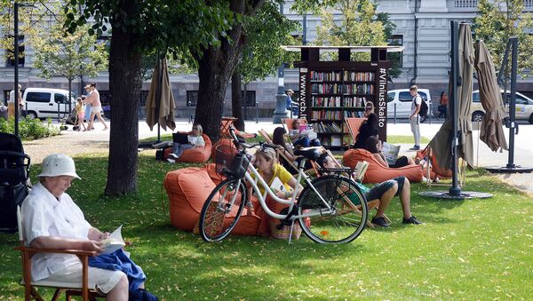 Библиотека-читальня под открытым небом на площади Лукишкес - Sputnik Литва