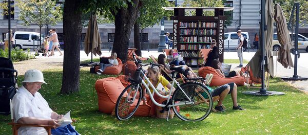 Библиотека-читальня под открытым небом на площади Лукишкес - Sputnik Литва