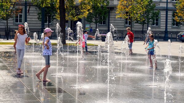 Излюбленное место игр детей в центре Вильнюса - интерактивный фонтан на площади Лукишкес - Sputnik Литва