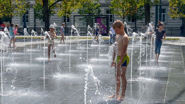 Излюбленное место игр детей в центре Вильнюса - интерактивный фонтан на площади Лукишкес - Sputnik Литва
