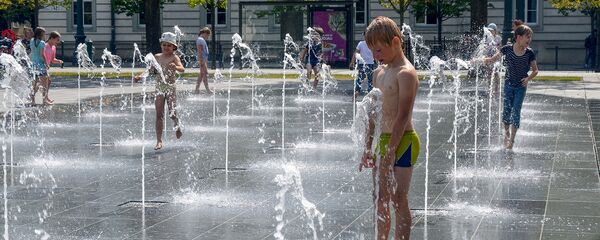 Излюбленное место игр детей в центре Вильнюса - интерактивный фонтан на площади Лукишкес - Sputnik Литва