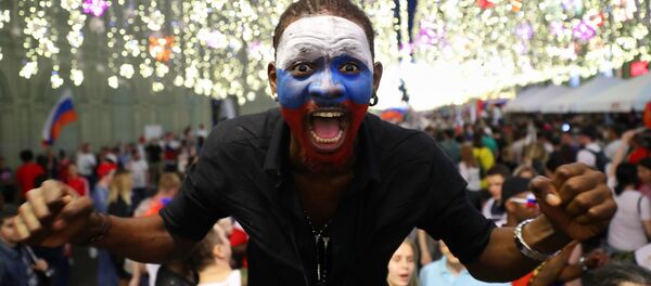 Болельщики празднуют победу сборной России Болельщики празднуют победу сборной России - Sputnik Lietuva