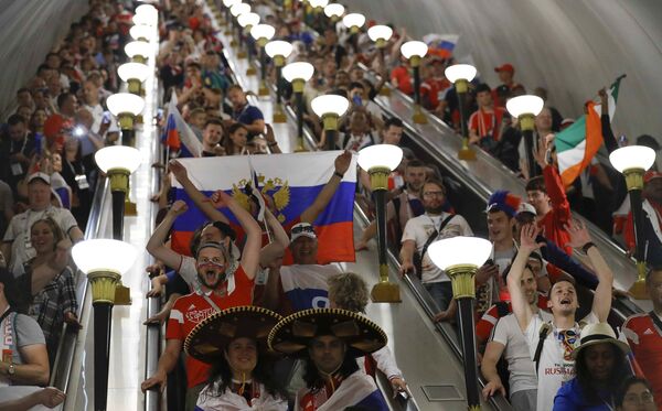 Болельщики празднуют победу сборной России в метро - Sputnik Lietuva