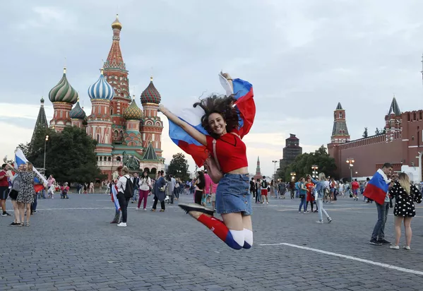 Болельщица празднуют победу сборной России Болельщица празднуют победу сборной России - Sputnik Lietuva