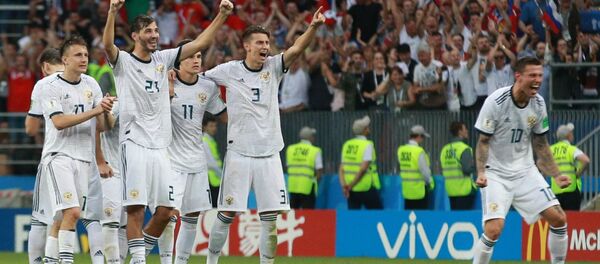 Игроки сборной России радуются забитому голу во время серии пенальти в матче 1/8 финала чемпионата мира по футболу между сборными Испании и России - Sputnik Литва