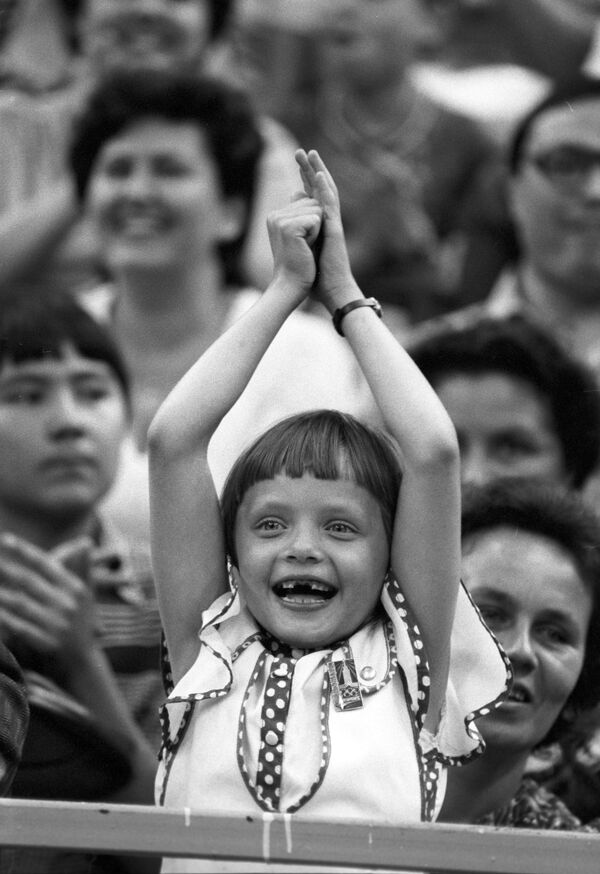 Юная болельщица на матче по баскетболу между сборными СССР и Югославии на XXII летних Олимпийских играх, 1980 год - Sputnik Литва
