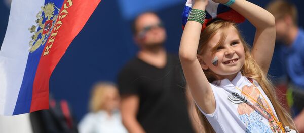 Mergaitė su Rusijos vėliava Mergaitė su Rusijos vėliava - Sputnik Lietuva