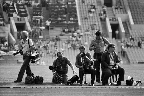 Фотокорреспонденты готовятся к съемкам соревнований XXII Олимпийских игр на московском стадионе, 1980 год - Sputnik Литва