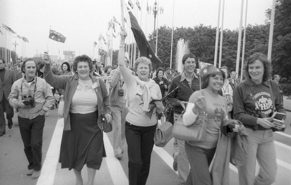 Иностранные туристы — гости XXII летних Олимпийских игр на стадионе Лужники в Москве, 1980 год - Sputnik Литва