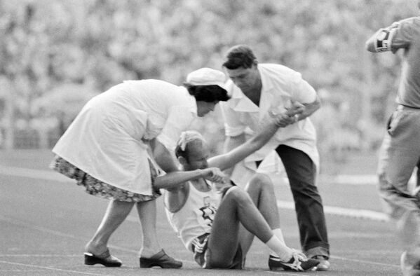 Врачи оказывают помощь легкоатлету, получившему травму во время соревнований. XXII летние Олимпийские игры в Москве, 1980 год - Sputnik Литва