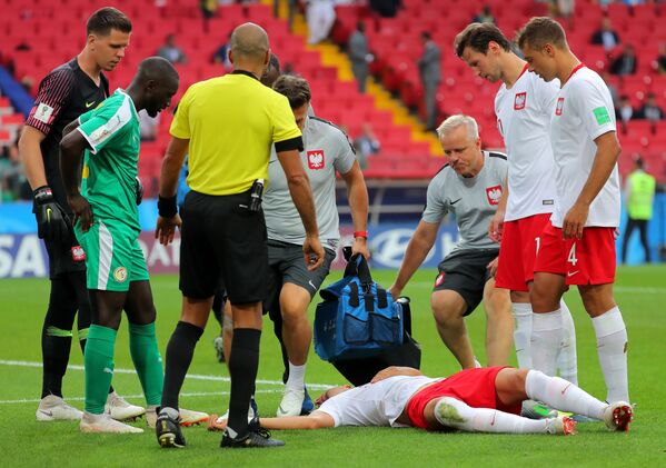 Ян Беднарек получает травму в матче группового этапа чемпионата мира по футболу между сборными Польши и Сенегала, 2018 год - Sputnik Литва