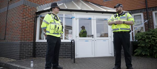 Полицейские в Британском Эймсбери после госпитализации двух человек из-за отравления  - Sputnik Литва