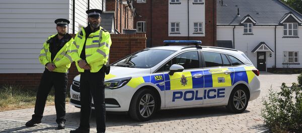 Полицейские в британском Эймсбери после госпитализации двух человек из-за отравления Полицейские в британском Эймсбери после госпитализации двух человек из-за отравления - Sputnik Литва