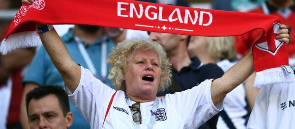 Болельщики перед матчем ЧМ-2018 по футболу между сборными Англии и Бельгии Болельщики перед матчем ЧМ-2018 по футболу между сборными Англии и Бельгии - Sputnik Литва