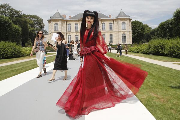 Модель Jessica Minh Anh прибывает на показ коллекции Dior Недели высокой моды в Париже - Sputnik Литва