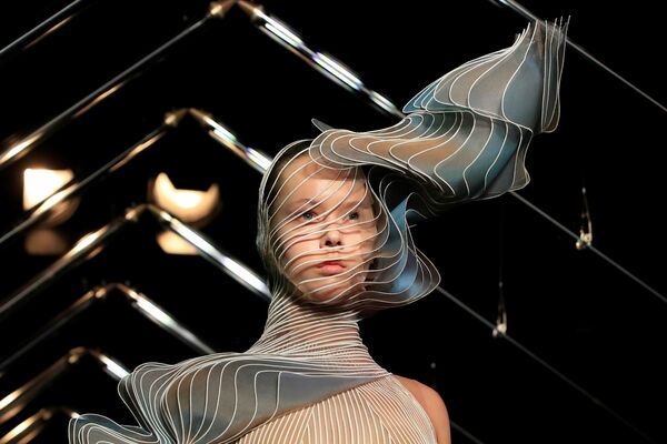 Модель на показе коллекции дизайнера Iris Van Herpen на Неделе высокой моды в Париже - Sputnik Литва