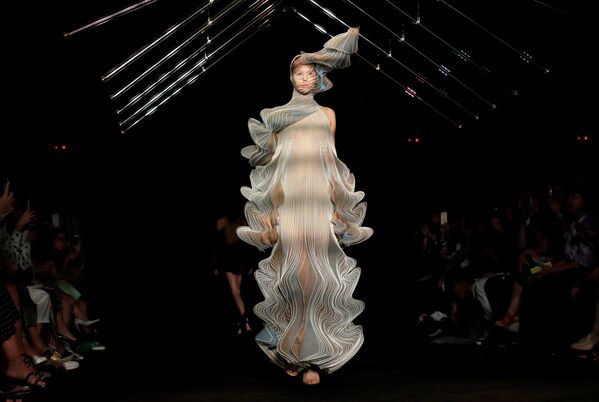 Модель на показе коллекции дизайнера Iris Van Herpen на Неделе высокой моды в Париже - Sputnik Литва