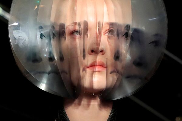 Модель представляет коллекцию дизайнера Ирис ван Херпен на Неделе высокой моды в Париже - Sputnik Литва