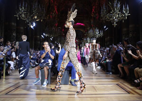 Модель представляет коллекцию Schiaparelli на Неделе высокой моды в Париже - Sputnik Литва