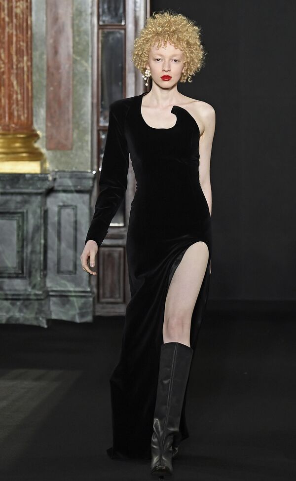 Модель на показе коллекции дизайнера Ronald Van Der Kemp на Неделе высокой моды в Париже - Sputnik Литва