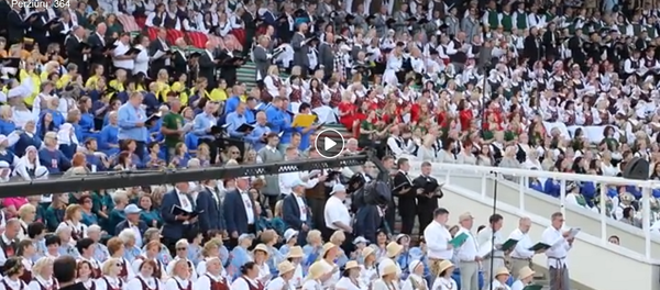 Участники Празника песен вместе с политиками поет гимн Участники Празника песен вместе с политиками поет гимн - Sputnik Lietuva