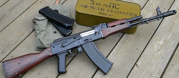 Автомат АК-74 и боеприпасы Автомат АК-74 и боеприпасы - Sputnik Литва