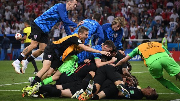 Игроки сборной Хорватии радуются победе в матче 1/4 финала ЧМ-2018 - Sputnik Литва